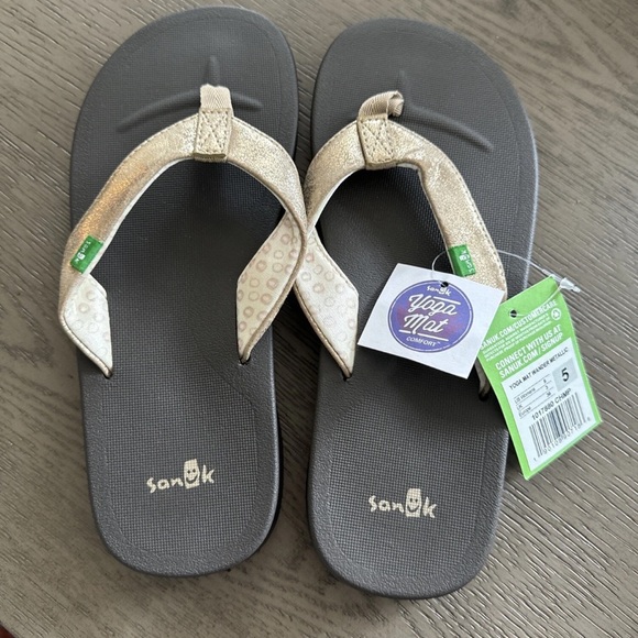 NWT Sanuk METALLIC Gold Yoga Mat Sandals Comfortable Flip Flops Sz 5 - Picture 1 of 1